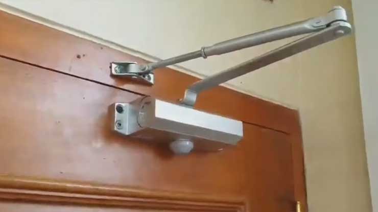 Pemasangan Door Closer Selesai